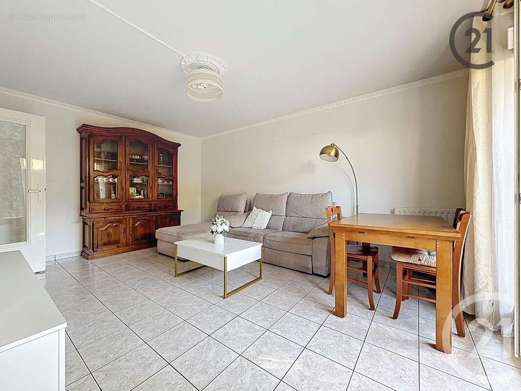 Appartement à COMBS-LA-VILLE