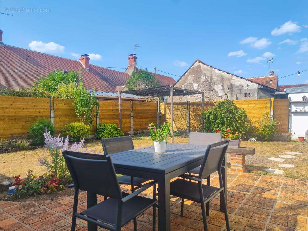  Charme & Authenticité : Maison de caractère avec jardin intimiste –Mareau-aux-Prés - photo 9