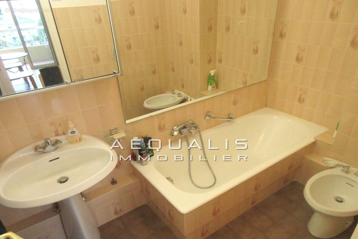 Appartement à SAINT-LAURENT-DU-VAR