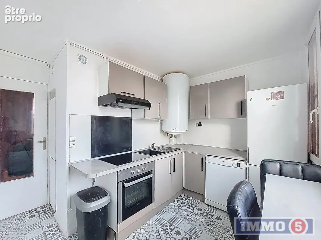 Appartement - 74.75 m² - 5 pièces - photo 5