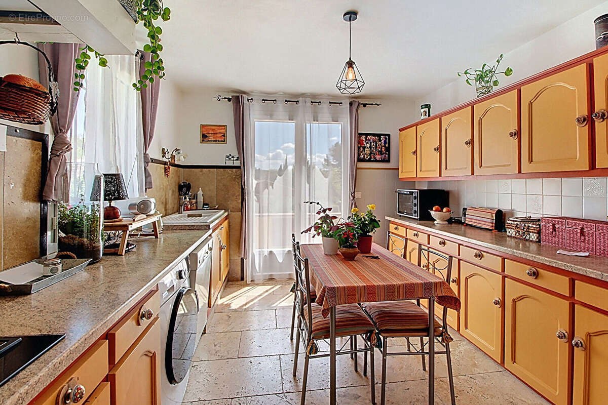 A VENDRE EN EXCLUSIVITE ! À  SAINT ANTONIN DU VAR Maison - 6 pièces 153 m2 sur un terrain de  1200 m2 avec piscine - photo 4