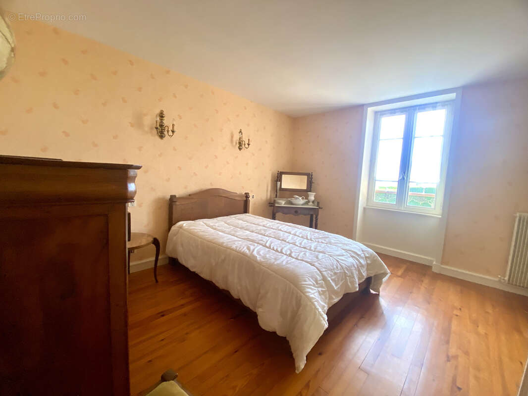 Maison avec dépendances sur un terrain de 2 180 m2   Fort potentiel - photo 4