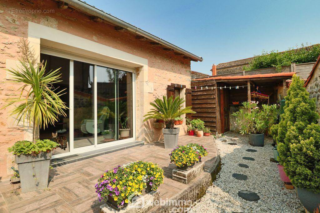 A l&#039;extérieur, une 2ème terrasse sans vis-à-vis, - Maison à MARIGNY-CHEMEREAU