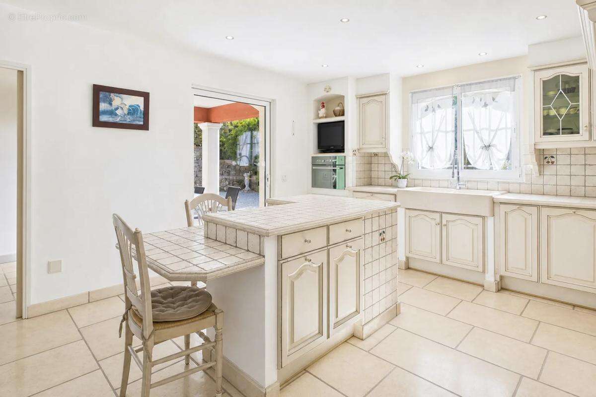 Villa familiale de 250 m² avec piscine, terrain plat - photo 6