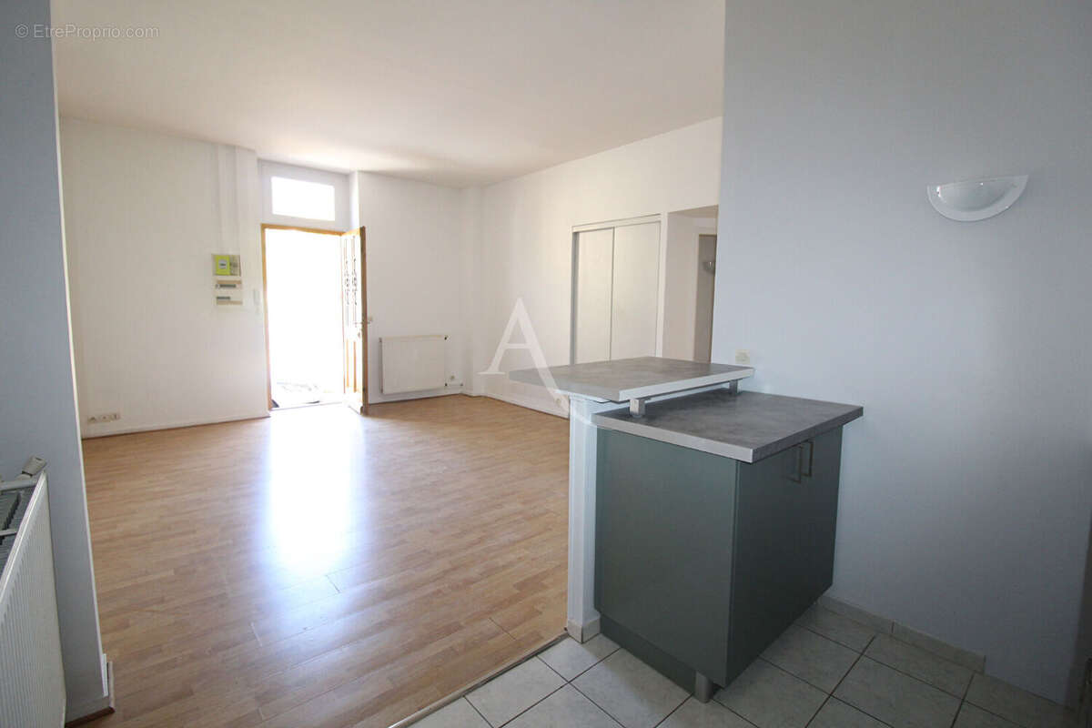 A VENDRE DIJON PLACE BARBE T2 -  42.m2 avec place de parking privative - photo 2