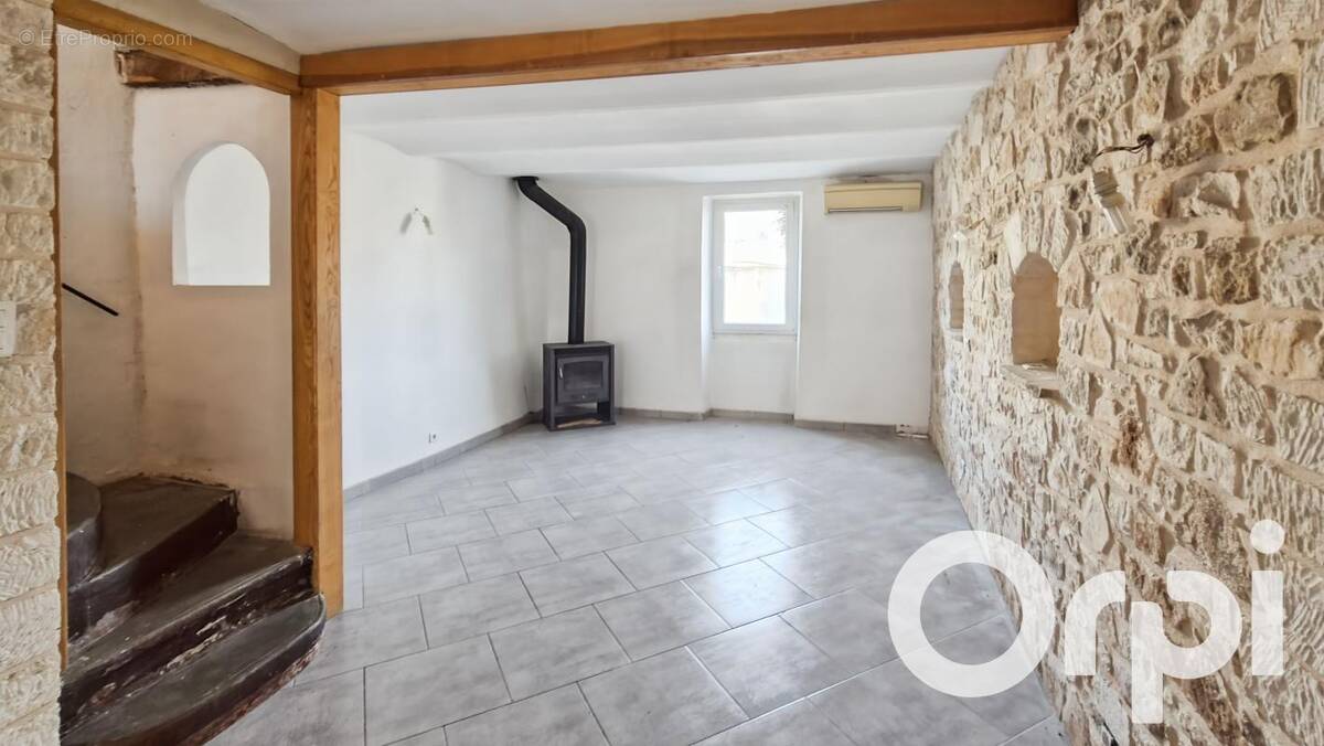 Maison à SAINT-JULIEN-DE-PEYROLAS