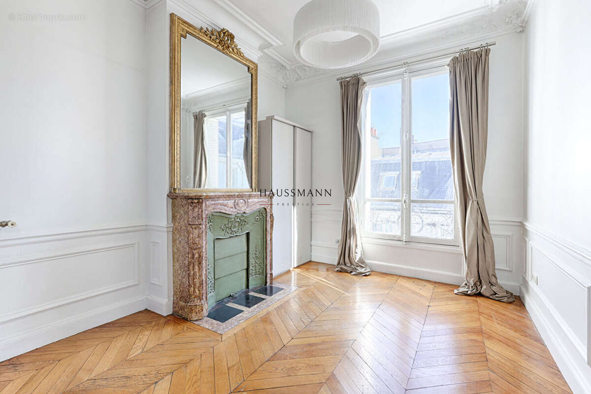 Appartement à PARIS-8E