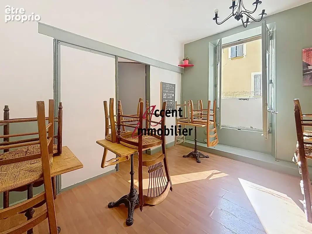 À vendre - Murs et fonds de commerce -Café / Bar avec terrasse au coeur de Cavaillon - photo 4