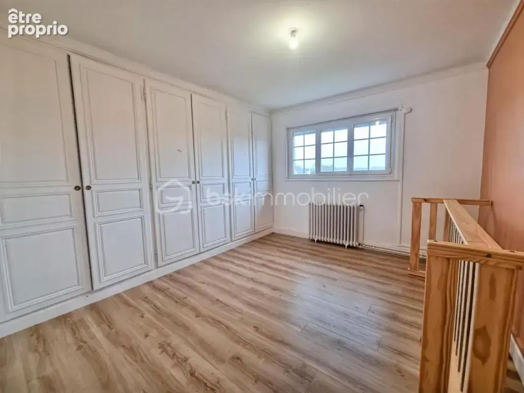ELLIANT – Proche centre - Maison de 270 m2 sur près de 3000 m2 de terrain - photo 13