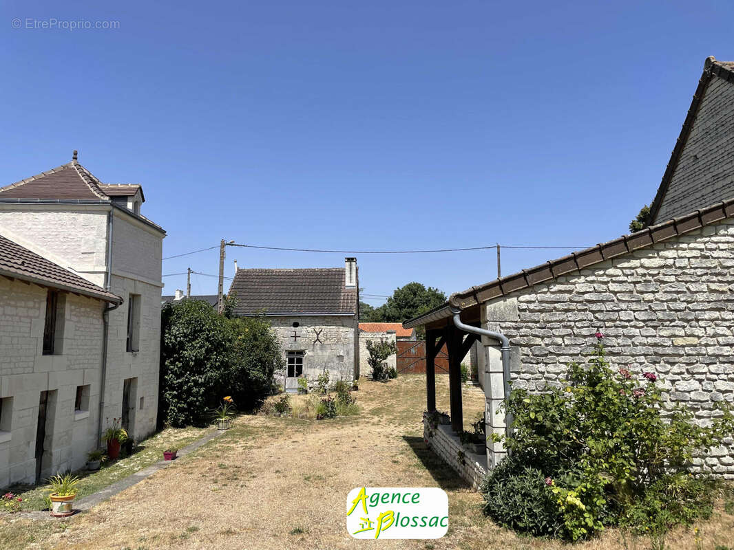 Fermette renovée avec superbe pigeonnier et dependances - terrain de 6841 m2 - photo 5