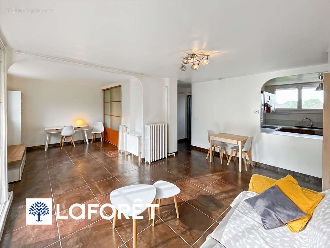 Appartement à SAINTE-GENEVIEVE-DES-BOIS