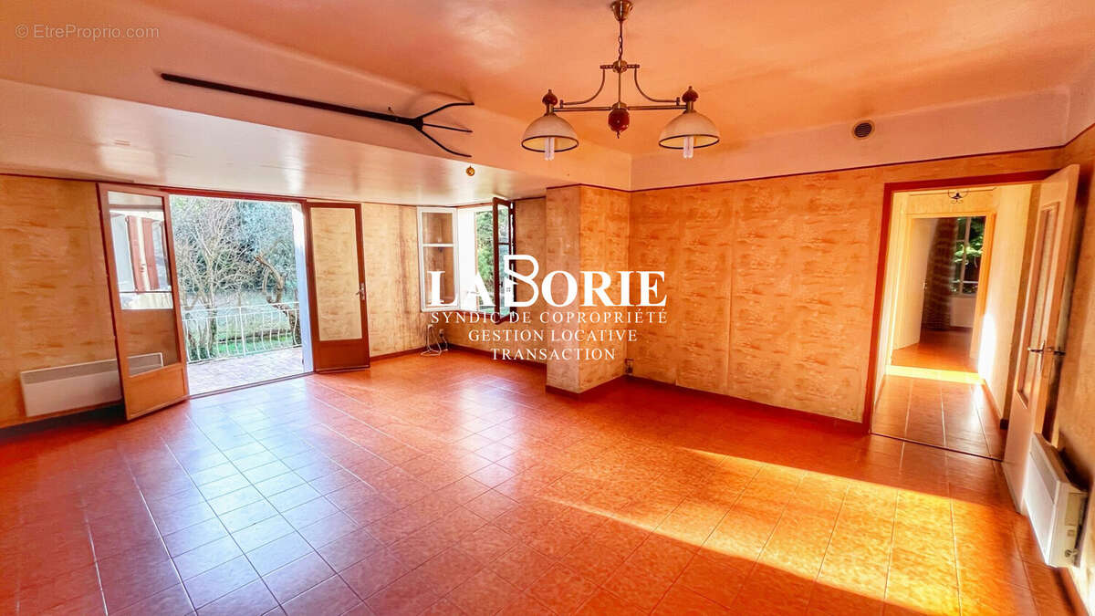 Maison 110 m² à Entraigues-Sur-La-Sorgue  - photo 4