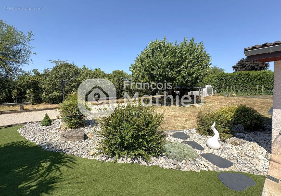 BLYES - Maison 5 pièces - 3 Chambres - 133 m2 habitables - Terrain d'environ 1221 m2 - photo 3