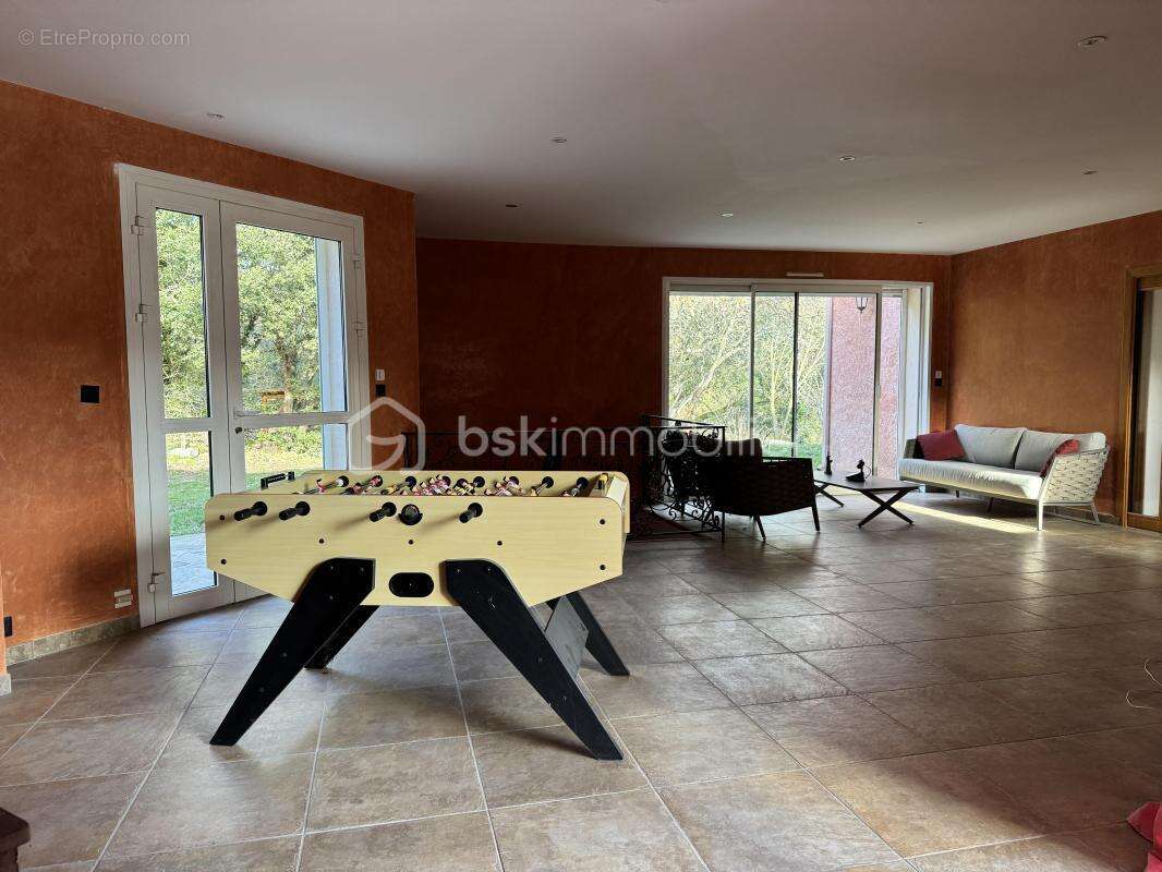À chateauvert (83670) propriété d’exception de 570 m² avec deux appartements indépendants, piscine, grand terrain et accès à la  - photo 9