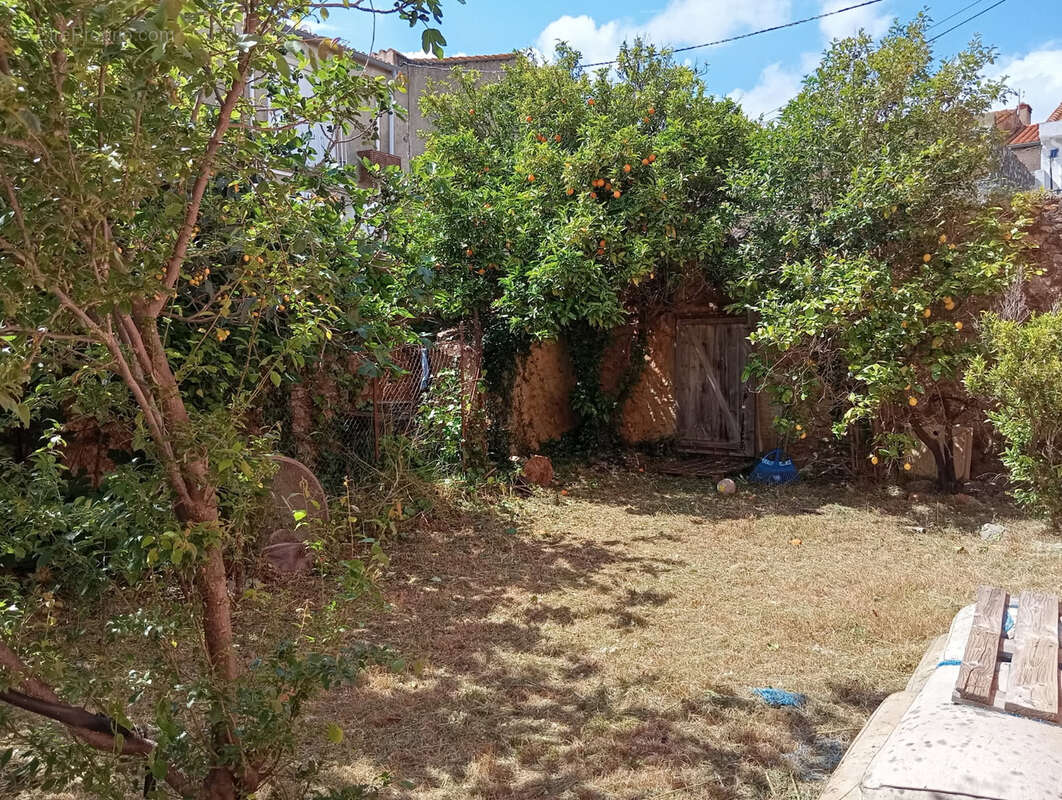 Terrain à OPOUL-PERILLOS