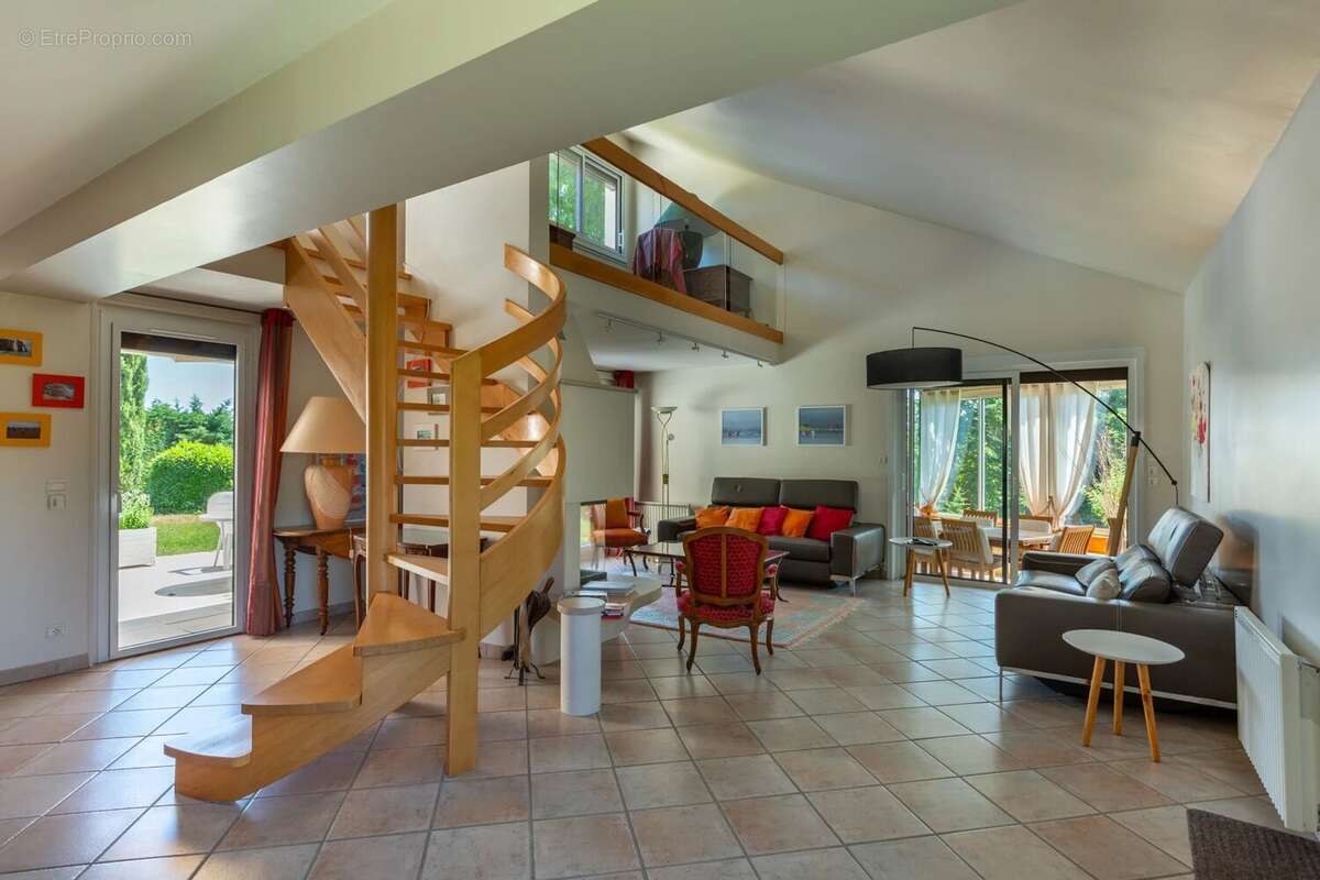 Maison à SAINT-GENIS-LES-OLLIERES