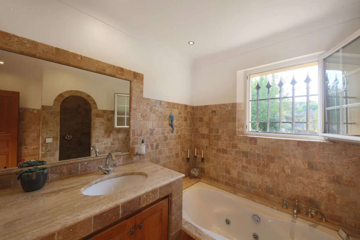 Villa de 200 m2 environ avec grand terrain de 2200 m2 et piscine cogolin - photo 16