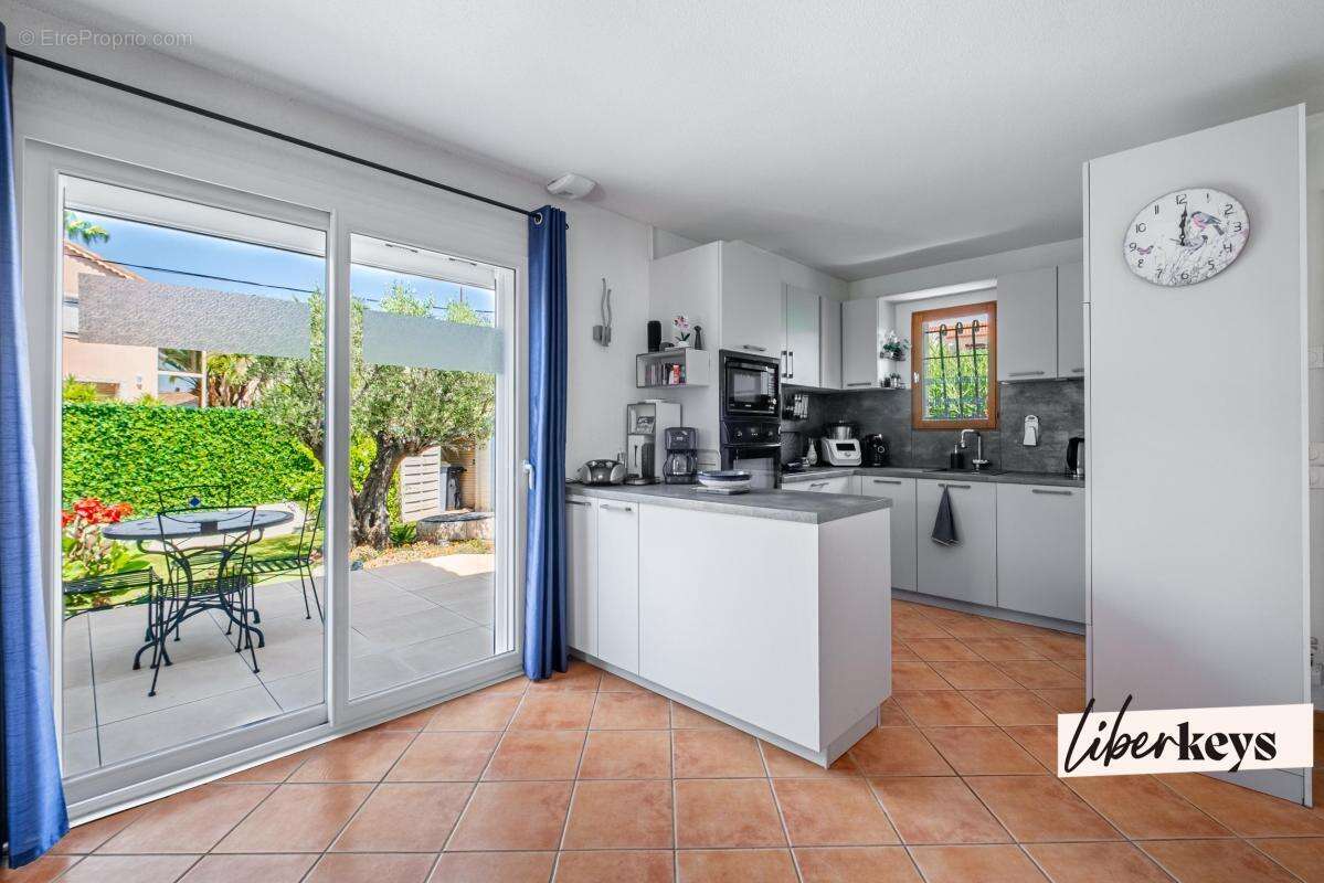Fréjus – Maison mitoyenne de  102 m² - 3 chambres - Garage - Proche des commerces et de la base Nature - photo 4