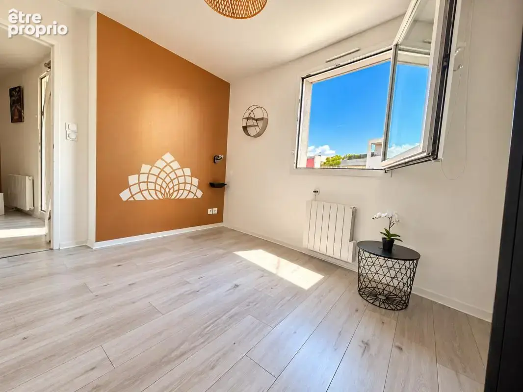 T2 lumineux en étage élevé — Loggia, vue dégagée, tramway au pied - photo 5