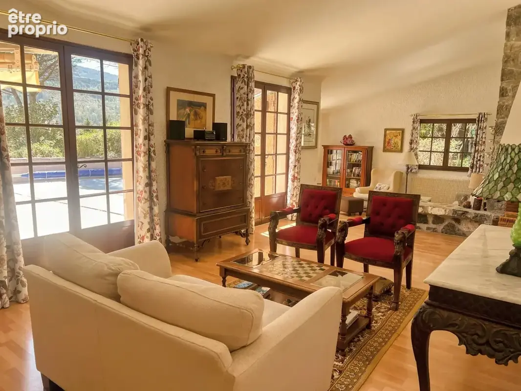 Belle Propriété Indépendante de 5 Chambres Avec Piscine, Vues et Garage - photo 6