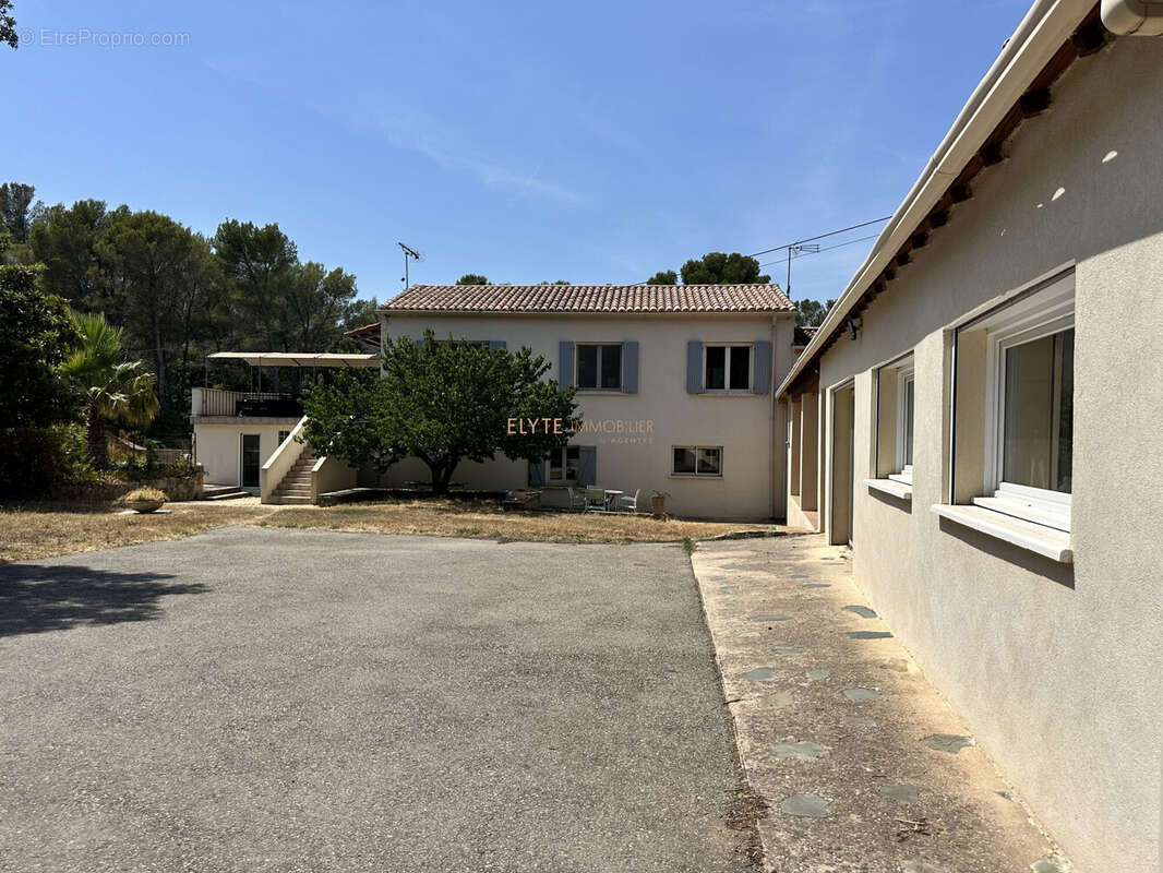Maison 233 m² à Saint-Chamas  - photo 6