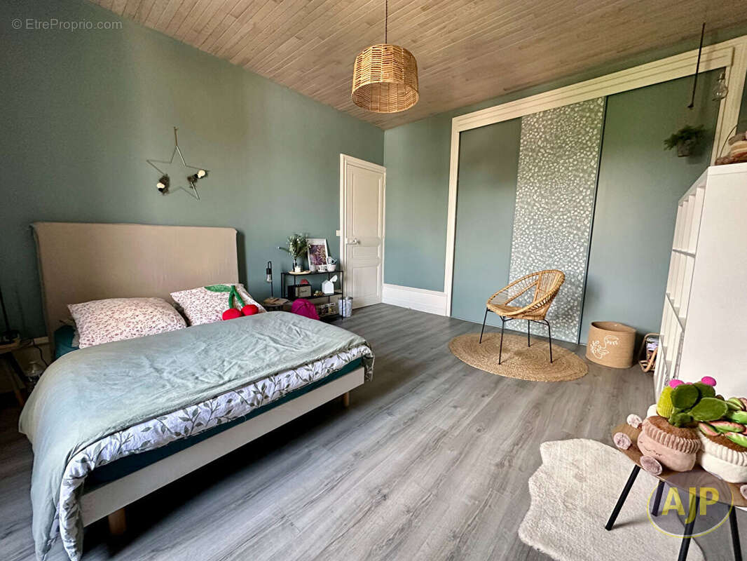 Maison à SAINT-ETIENNE-DE-MONTLUC