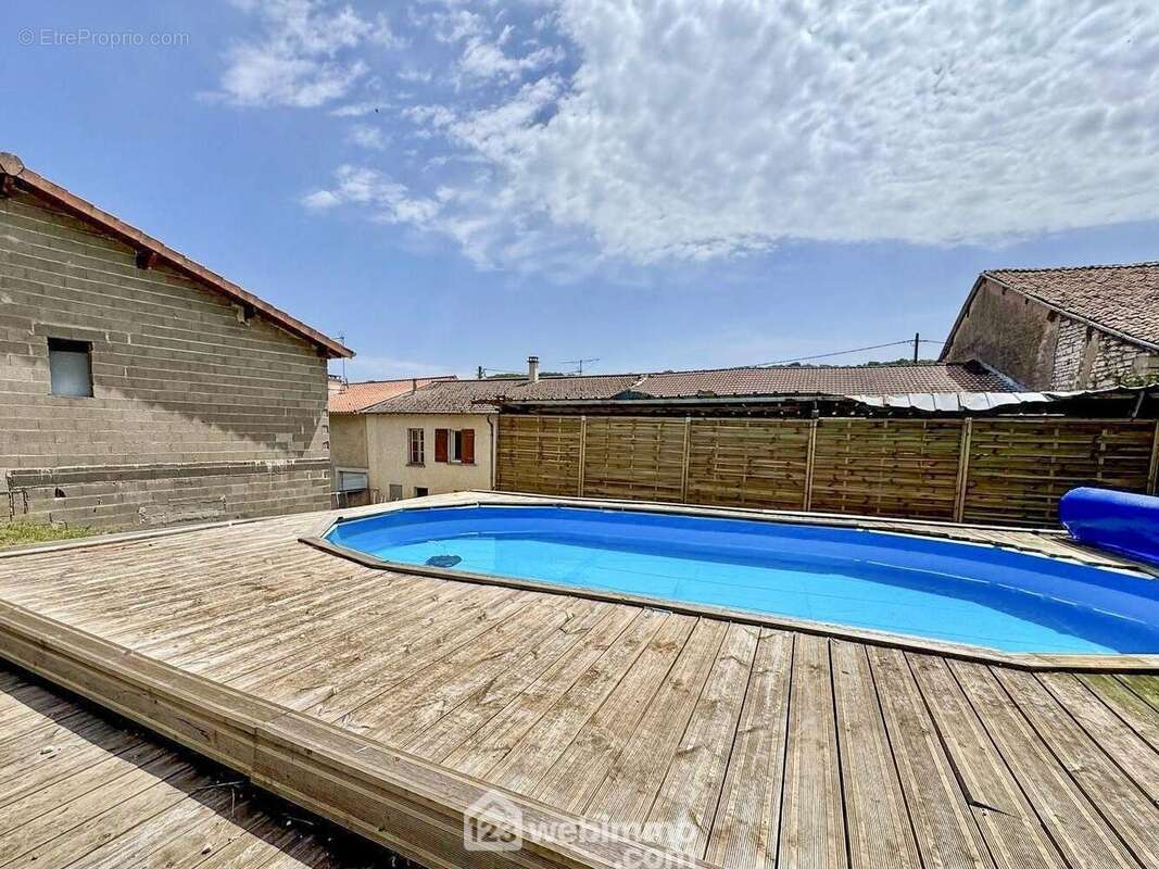 Arrière jardin avec piscine - Maison à VIGNEULLES-LES-HATTONCHATEL