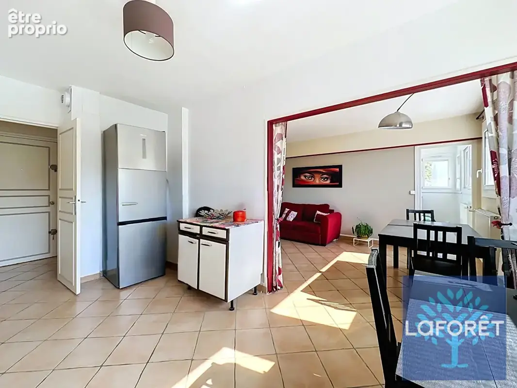 Appartement F3 65,72 m² Résidence sécurisée au coeur d'un grand parc - photo 6