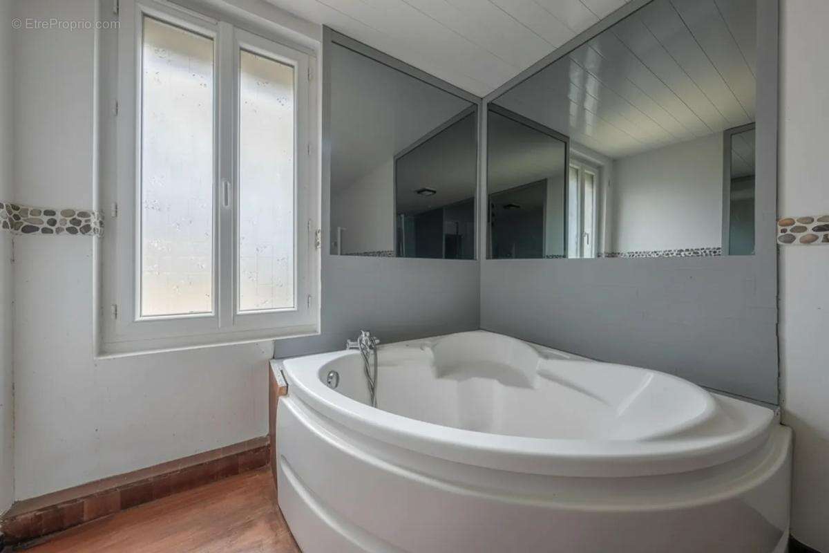 Maison à AMBARES-ET-LAGRAVE