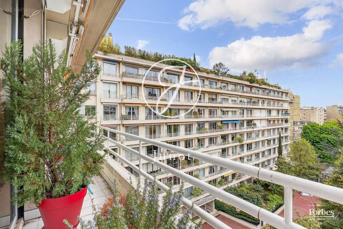 Appartement à PARIS-16E