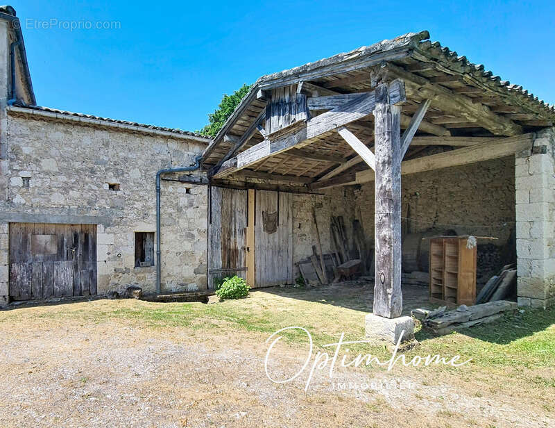 Ensemble immobilier en pierres avec dépendances - photo 14