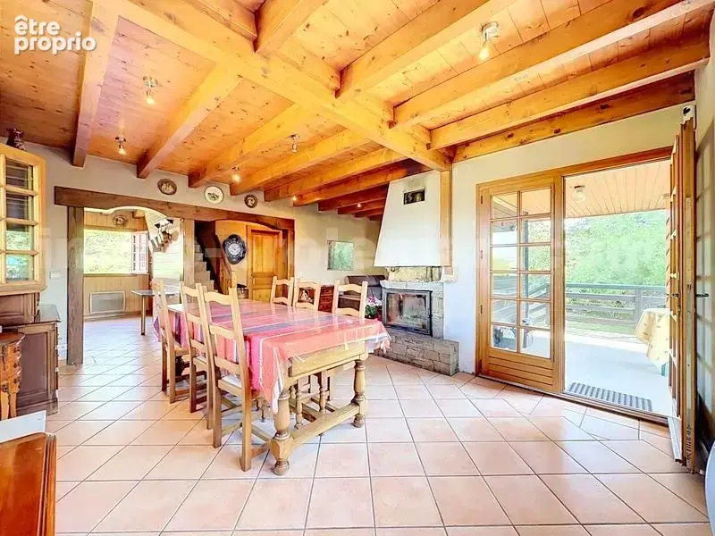 CHALET_FILLINGE_5_PIECES_FRONTIERE_SUISSE_GENEVE_SUPERBE_BEAUX_VOLUMES_CUISINE_SEJOUR_ENTREE_chambre_SEJOUR_ENTREE_CHAMBRE_SALLE_DE_BAINS_EXTERIEUR_TERRAIN_