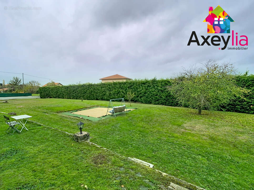 Maison à SAINT-CYR-DE-FAVIERES