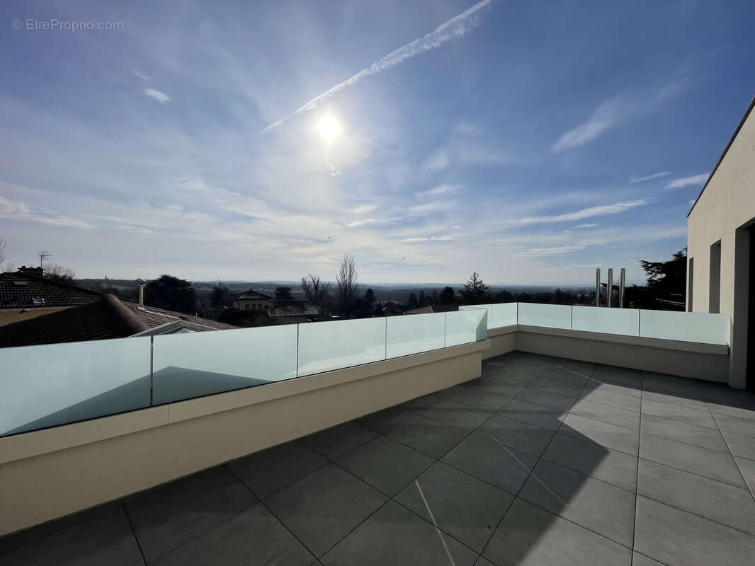 Appartement à LA TOUR-DE-SALVAGNY