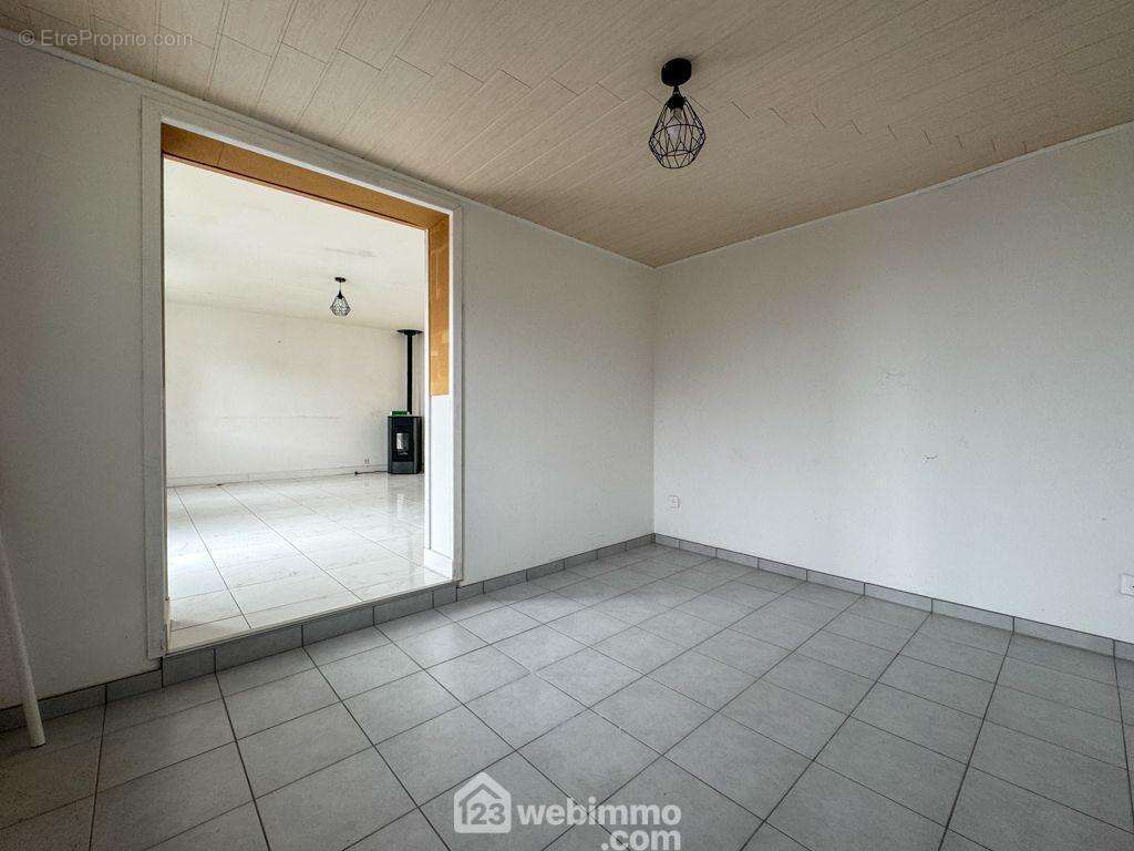 pratique l&#039;espace bureau ouvert sur le séjour - Maison à MENOMBLET