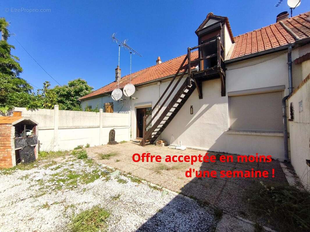 Maison à SAINT-DENIS-DE-L'HOTEL