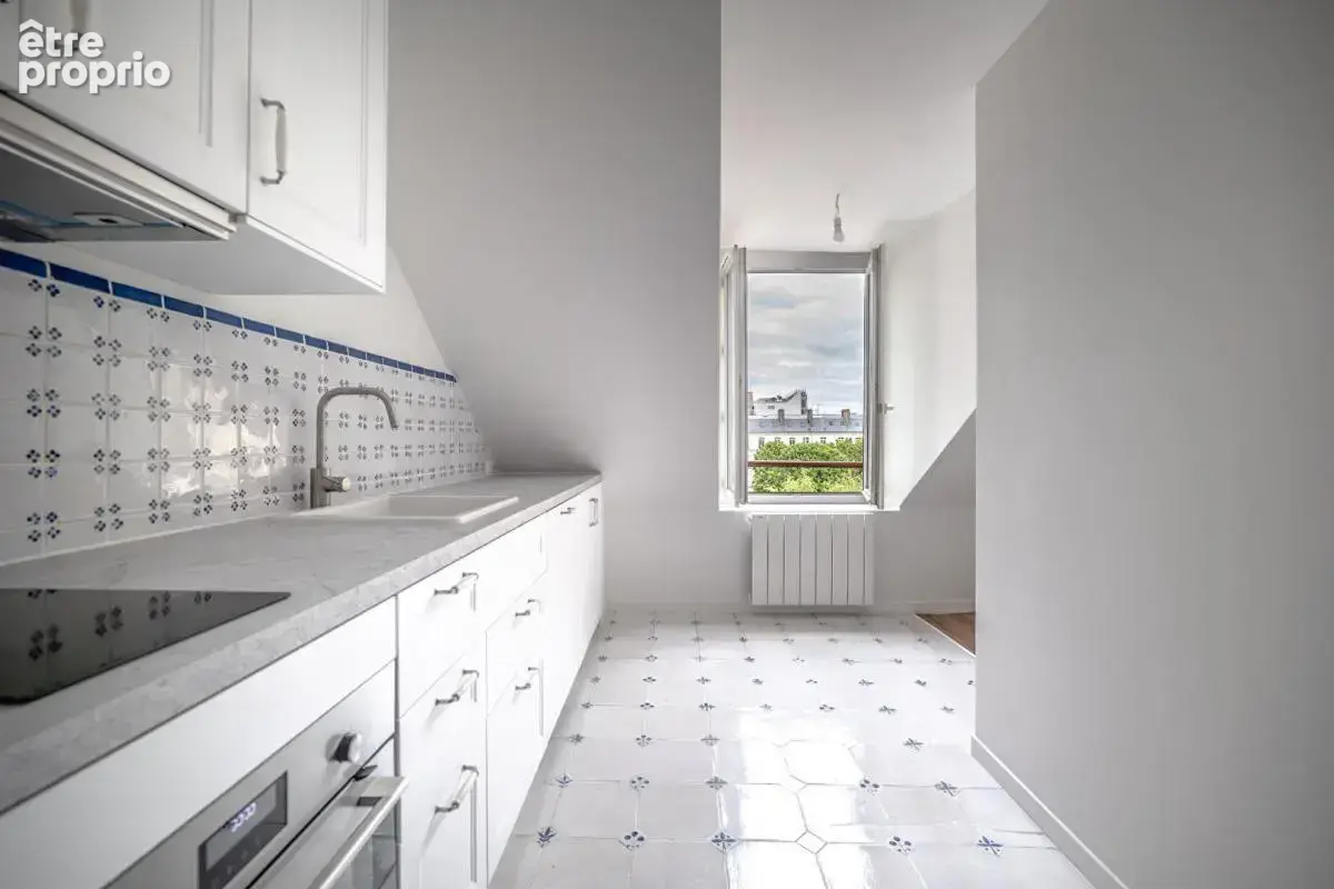 Paris 8-Dernier étage avec ascenseur à deux pas de l'Elysée-63M2 au sol-Appartement rénové et lumineux - photo 3