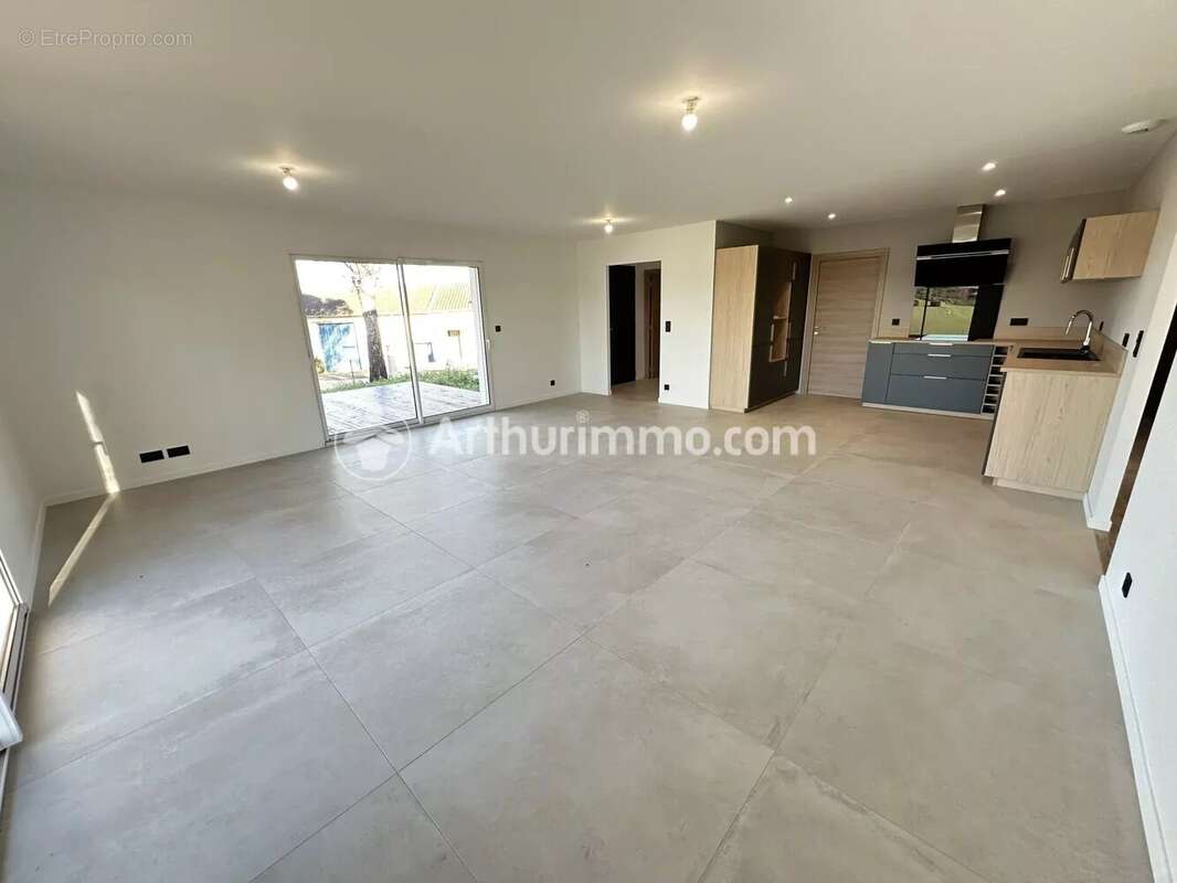 Maison à LEGUILLAC-DE-L'AUCHE