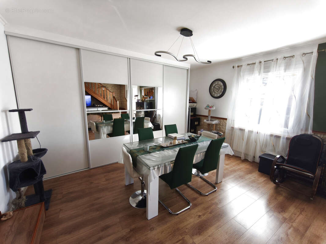 Appartement à LE CHAMBON-FEUGEROLLES