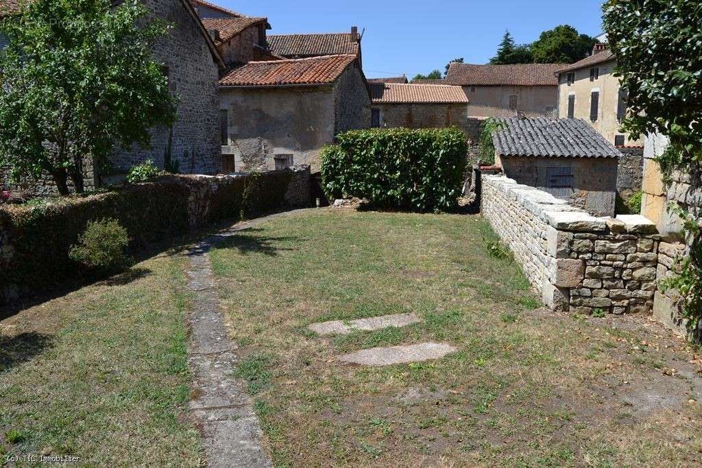 Maison à NANTEUIL-EN-VALLEE