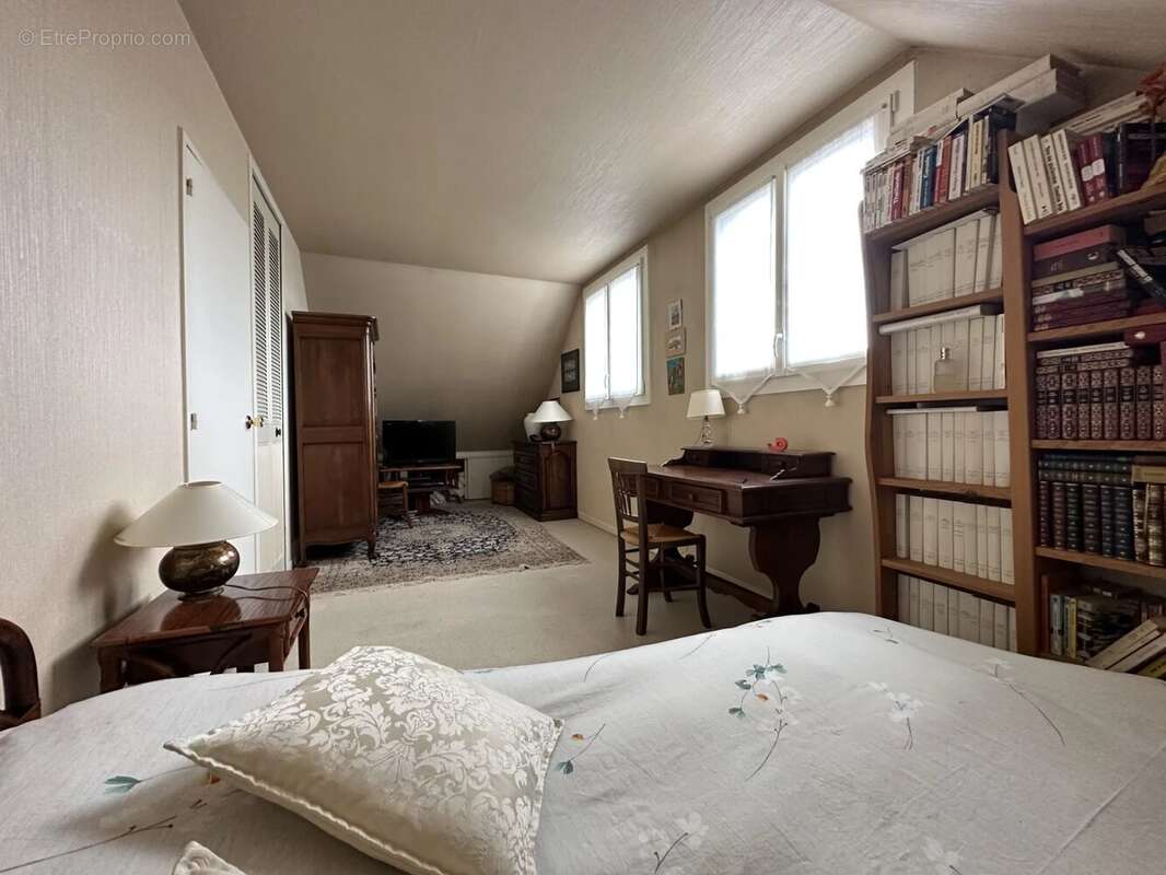 Maison à LE MESNIL-SAINT-DENIS