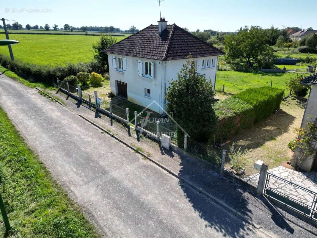 Maison à THIEL-SUR-ACOLIN