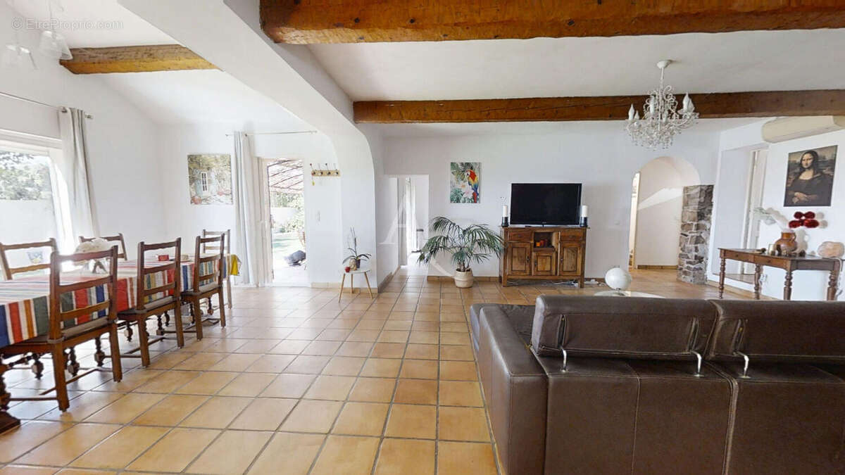 LA FARLÈDE - Propriété de charme de plain-pied avec studio indépendant, piscine et terrain de 10 300 m² - photo 6