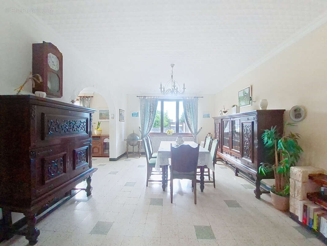 Maison à QUIEVRECHAIN