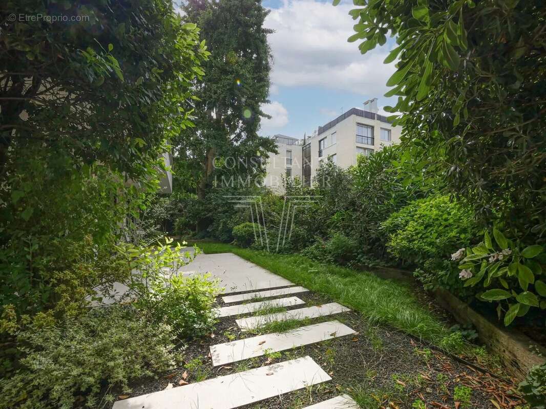 Appartement à NEUILLY-SUR-SEINE