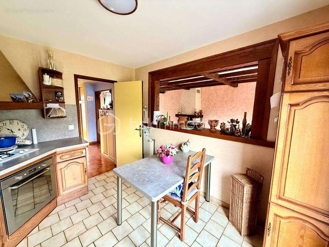 Maison à rafraichir / 5 Chambres / Sous-Sol Total - photo 4