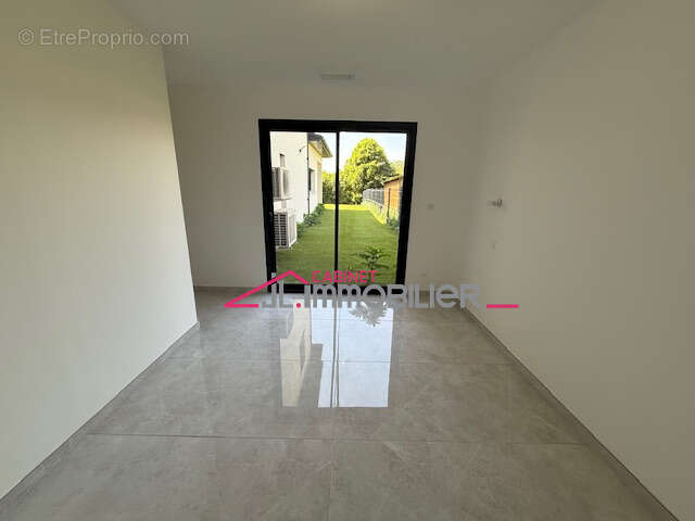 Maison à CHARMES-SUR-RHONE