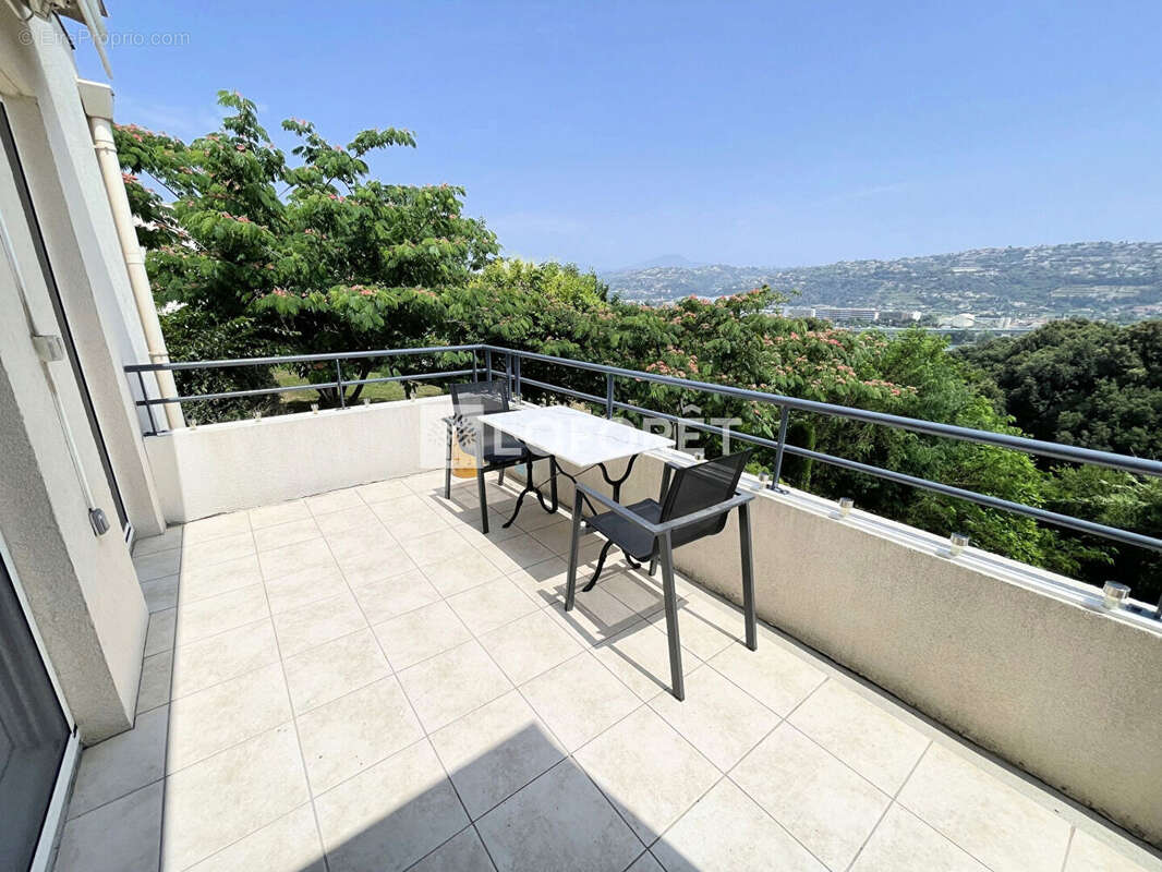 Appartement à SAINT-LAURENT-DU-VAR