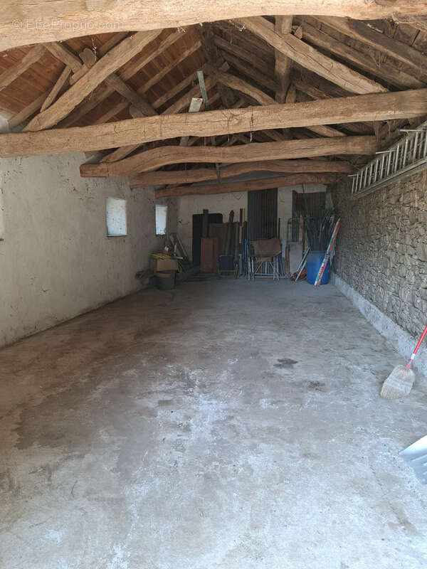 Coup de cœur assuré pour cette propriété de caractère avec grange, écurie et terrain attenant, située dans un - photo 15