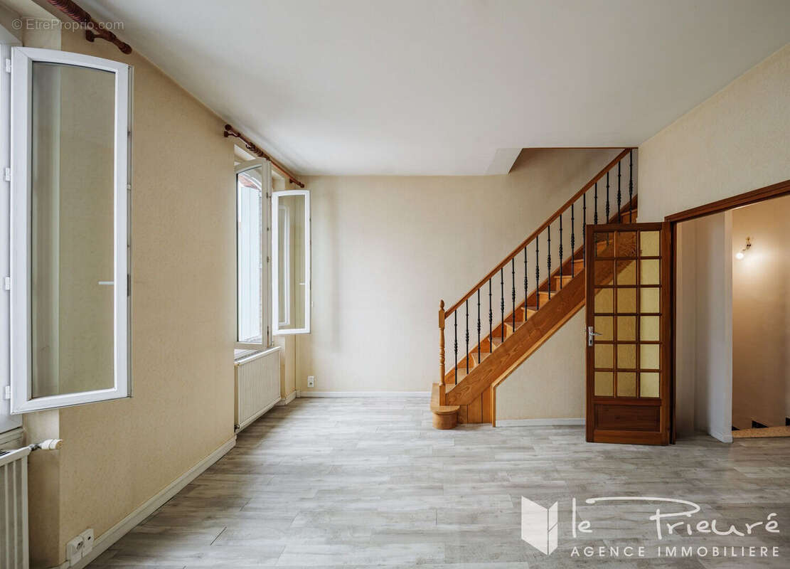 À deux pas de Pelloutier, maison de ville avec jardin, garage et potentiel d'aménagement - photo 6